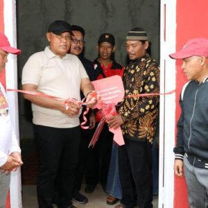 Nanang Ermanto Serahkan Hasil Bedah Rumah Milik Warga Sidowaluyo