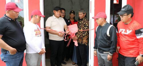 Nanang Ermanto Serahkan Hasil Bedah Rumah Milik Warga Sidowaluyo