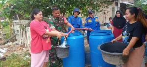 Dinas Damkarmat Lampung Selatan Posko Jati Agung Salurkan 4.000 Liter Air Bersih ke Warga Natar Terdampak Kemarau.