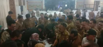 Deklarasi Pilkada Damai yang Dilaksanakan Bawaslu di warnai Aksi Puluhan Kades Berebut Amplop