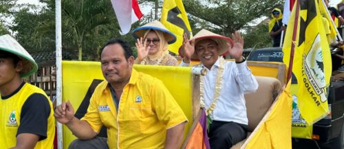 Naik Bajak Kenakan Capeng, Agus Sutanto dan Istri di Arak Keliling