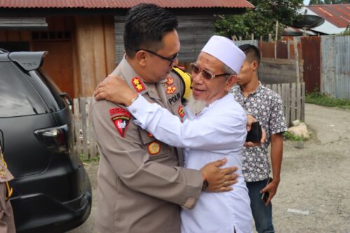 Peluk Hangat Kapolres SBB, Ustad Mohammad Assafiqih Apresiasi Perhatian Polres Untuk Para Santri