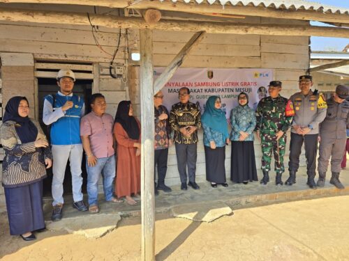 Peringati Hari Pelanggan Nasional PLN Serahkan Bantuan Listrik Gratis Masyarakat Pra Sejahtera di Kabupaten Pesisir Barat dan Mesuji Bersama Pj. Gubernur Lampung