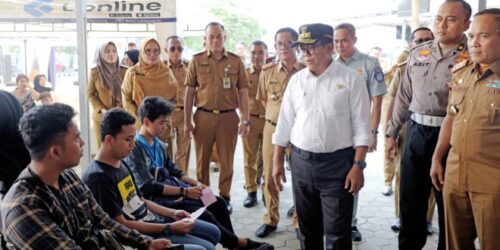 Pj. Gubernur Tinjau Pelaksanaan Program Pemutihan Pajak Kendaraan Bermotor di Kantor Samsat Rajabasa Bandarlampung