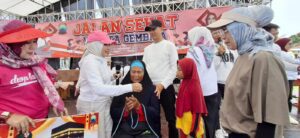 Tangis Haru Nenek Suwarni, Dapat Umrah Gratis di Jalan Sehat Wisata Gembira Merbau Mataram