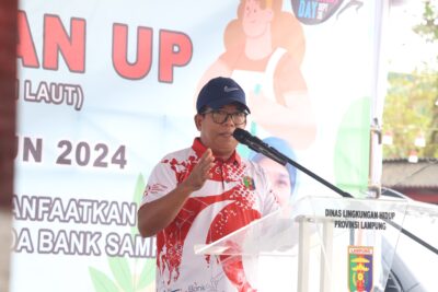 Penjabat Gubernur Lampung Samsudin Buka Kegiatan Coastal Clean Up 2024 di Pantai Payang Panjang