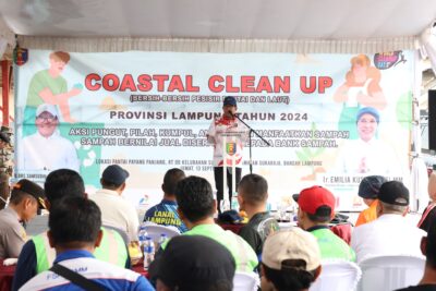 Pj. Gubernur Lampung Samsudin Buka Kegiatan Coastal Clean Up 2024 di Pantai Payang Panjang
