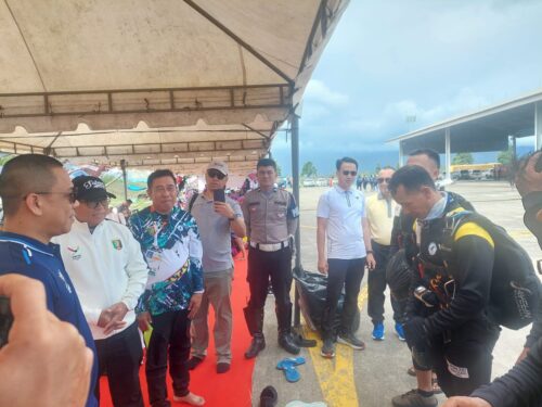 Pj. Gubernur Samsudin Bakar Semangat Atlet Terjung Payung PON XXI Lampung Saat Meninjau Persiapan Para Atlet