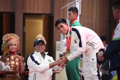 Pj. Gubernur Lampung Kalungkan Medali Emas kepada Atlet Muaythai Lampung Peraih Medali Emas