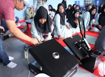 Praktek Pengoprasian Mesin Sablon oleh komunitas menjahit pada Pelaksanaan Program TJSL Pelatihan Desa Berdaya kelompok Jum'at Berkah desa Adijaya Lampung Tengah dengan Narasumber Praktisi Pengusaha Sablon dan Konveksi yang telah berpengalaman.