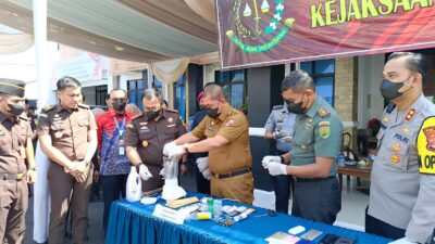 Kejari Lampura Musnahkan Barang Bukti Tindak Pidana Umum