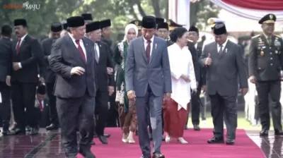 Momen Puan Maharani berbincang dengan Jokowi dan Prabowo usai upacara peringatan Hari Kesaktian Pancasila 2024 di Monumen Pancasila Sakti, Lubang Buaya, Jakarta Timur, Selasa (1/10/2024). Foto: Youtube/ Sekretariat Presiden