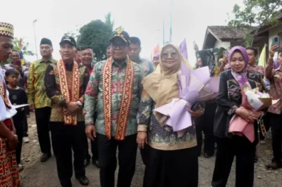 Pj.Gubernur Samsudin Didampingi Ibu Maidawati Resmikan Gedung Poskesdes dan Panen Melon KWI