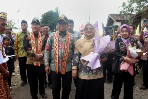 Pj.Gubernur Samsudin Didampingi Ibu Maidawati Resmikan Gedung Poskesdes dan Panen Melon KWI