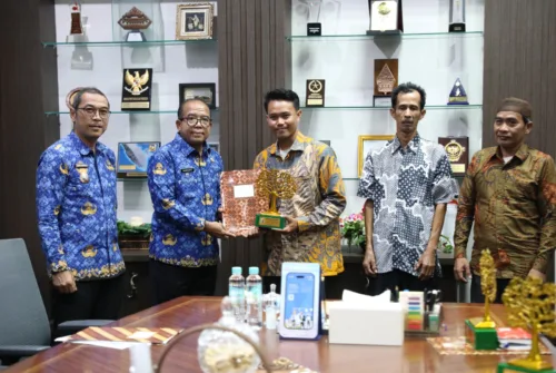 Pj. Gubernur Samsudin Serahkan Penghargaan Pemenang Lomba Wana Lestari Tingkat Provinsi Lampung Tahun 2024