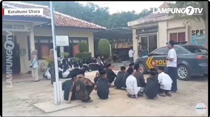 PULUHAN SANTRI GRUDUK KANTOR POLSEK KOTABUMI UTARA