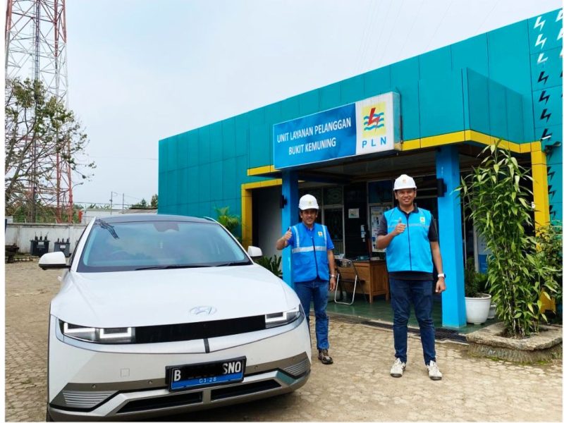 General Manager PLN UID Lampung (kiri) Muhammad Joharifin saat melaksanakan perjalanan dalam rangka memastikan kondisi kelistrikan saat Siaga Pilkada Serentak di Unit Layanan Pelanggan Bukit Kemuning