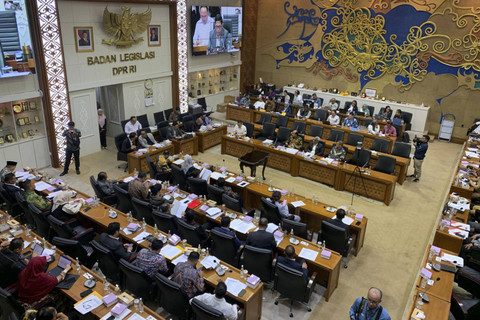 Suasana rapat kerja Baleg DPR RI pembahasan UU DKJ dan Prolegnas bersama Pemerintah dan DPD di ruang rapat Baleg DPR, Kompleks Parlemen Senayan, Jakarta, Senin (18/11/2024). Foto: kumparan