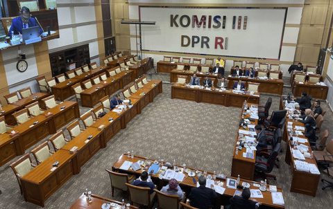 Capim KPK Agus Joko Pramono menjalani fit and proper test di Ruang Rapat Komisi III DPR RI, Senayan, Jakarta, Selasa (19/11/2024). Foto: kumparan