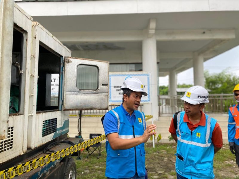 General Manager PLN UID Lampung Muhammad Joharifin memberikan Briefing dan arahan kepada Tim PLN Liwa yang bertugas di lokasi Debat guna mengawal kehandalan pasokan listrik untuk kelancaran Event Pesta Demokrasi di Pesisir Barat