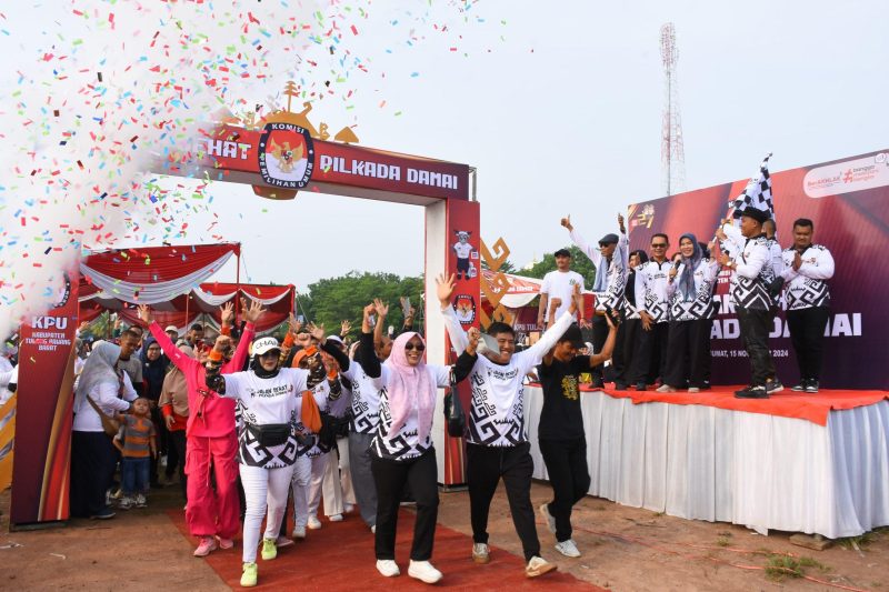 Pj. Sekda Tubaba Melepas Peserta Jalan Sehat Menuju Pilkada Damai Tubaba Tahun 2024