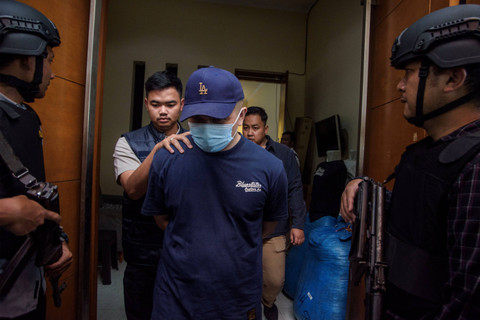 Anggota kepolisian mengamankan terduga pelaku admin judi online saat penggerebekan markas judi online di Bandung, Jawa Barat, Kamis (21/11/2024). Foto: ANTARA FOTO