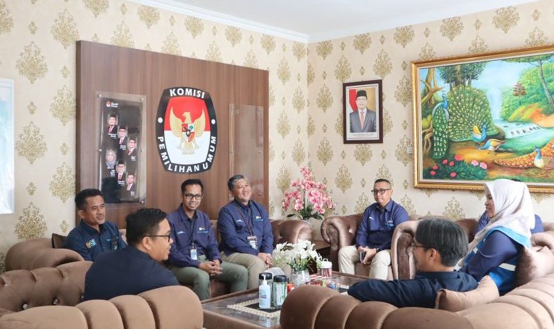 General Manager PLN UID Lampung (kiri) di dampingi oleh Senior Manager Distribusi dan Senior Manager Komunikasi Keuangan dan Umum beserta tim Berkoordinasi dengan Ketua KPU terkait kesiapan keandalan kelistrikan Pilkada di Provinsi Lampung