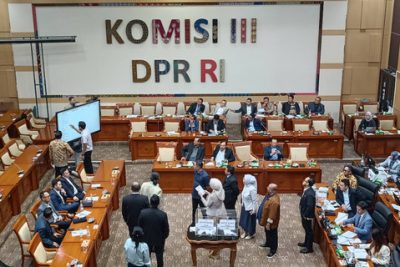 Komisi III DPR RI mulai menghitung surat suara pemilihan Capim KPK dan Cadewas KPK, di Ruang Rapat Komisi III DPR RI, Senayan, Jakarta, Kamis (21/11/2024). Foto: Youtube/Komisi III DPR RI Channel