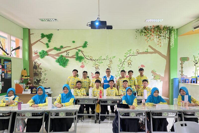 Peringati Hari Guru Nasional, PLN Kenalkan Ragam Energi Bersih di Sekolah Global Madani Lampung