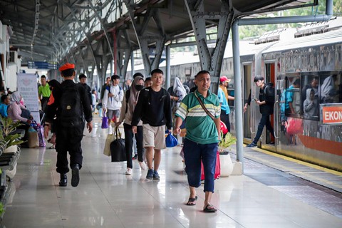 Sejumlah penumpang tiba di Stasiun Pasar Senen, Jakarta, Selasa (26/12/2023). Foto: kumparan