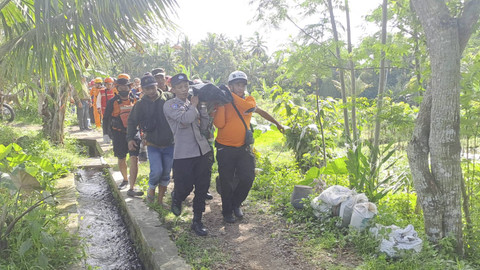 Tim SAR Gabungan saat mengevakuasi seorang pria yang dilaporkan tenggelam di Dam Lengkong, Sungai Sempor, Trimulyo, Sleman, Selasa (3/12/2024). Foto: Dok. Basarnas