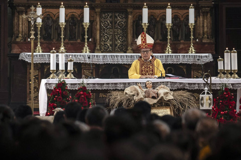 Uskup Agung Jakarta Ignatius Kardinal Suharyo berbicara saat memimpin jalannya Misa Natal di Gereja Katedral, Jakarta, Rabu (25/12/2024). Foto: Ist