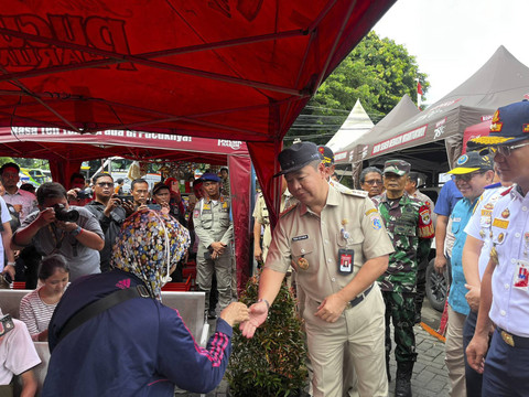 PJ Gubenur Jakarta Teguh Setyabudi melakukan peninjauan arus mudik Natal dan tahun baru di Terminal Kalideres, Jakarta Barat, Sabtu (21/12/2024). Foto: Ist