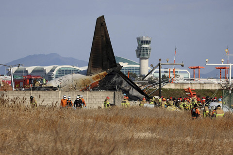 Petugas pemadam kebakaran melakukan operasi penyelamatan di sebuah pesawat yang keluar dari landasan pacu di Bandara Internasional Muan di Muan, Provinsi Jeolla Selatan, Korea Selatan, Minggu (29/12/2024). Foto: REUTERS