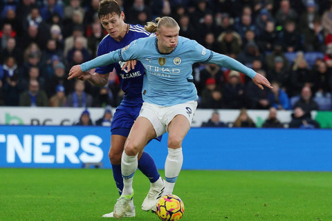 Pemain Leicester City Jannik Vestergaard berebut bola dengan pemain Manchester City Erling Haaland pada pertandingan Liga Inggris di Stadion King Power, Leicester, Inggris, Minggu (29/12/2024). Foto: REUTERS