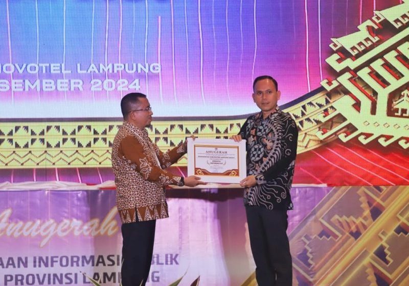 Terima Anugrah Menuju Informatif, Komitmen Wujudkan Pemerintah Lambar Terbuka