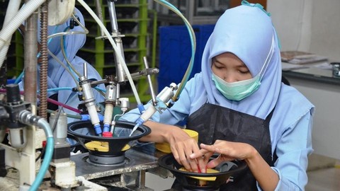 Ilustrasi perempuan pekerja industri. Foto: Kemenperin