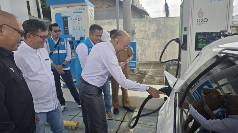 Kepala Perwakilan Ombudsman Lampung, Nur Rakhman Yusuf mencoba melakukan pengisian daya kendaraan listrik di salah satu SPKLU di Lampung
