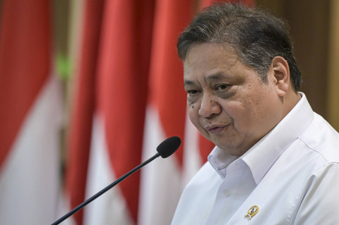 Menteri Koordinator Bidang Perekonomian Airlangga Hartarto menyampaikan keterangan pers terkait pertumbuhan ekonomi Indonesia pada kuartal III 2024 di Kantor Kemeko Perekonomian, Jakarta, Selasa (5/11/2024). Foto: Ist
