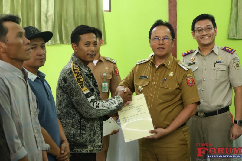 Pj. Bupati Lampung Barat Serahkan Sertifikat PTSL 2024 kepada 211 Warga di Pekon Tanjung Raya