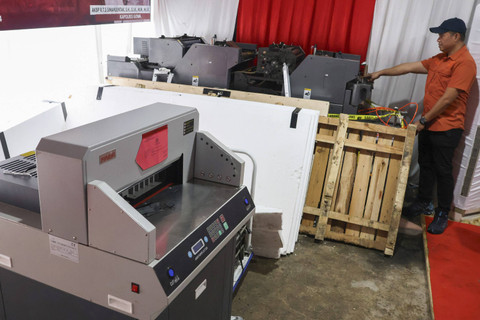 Personel polisi menunjukkan barang bukti berupa mesin cetak saat konferensi pers kasus pembuatan dan peredaran uang palsu di Mapolres Kabupaten Gowa, Sulawesi Selatan, Kamis (19/12/2024). Foto: Ist