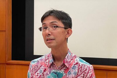 Minister Urusan Ekonomi, Kedutaan Besar Jepang, Hajime Ueda, saat konferensi pers di Kantor Kedutaan Besar Jepang, Selasa (24/12/2024). Foto: Ist