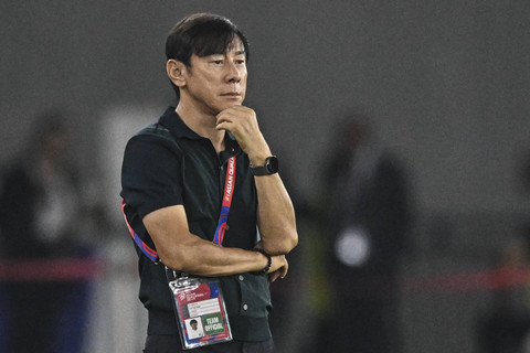 Pelatih Timnas Indonesia Shin Tae Yong mengamati permainan anak asuhnya pada pertandingan Grup C putaran ketiga Kualifikasi Piala Dunia 2026 Zona Asia di Stadion Utama Gelora Bung Karno, Senayan, Jakarta, Selasa (19/11/2024). Foto: ANTARA FOTO
