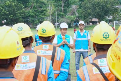 General Manager PLN UID Lampung, Muhammad Joharifin menyampaikan pengarahan saat briefing personel Pemeliharaan Gabungan pada Sabtu (07/12)