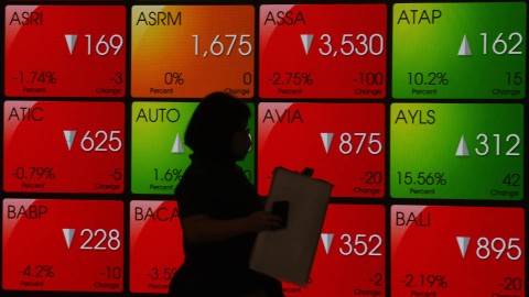 Layar menampilkan pergerakan indeks harga saham di Bursa Efek Indonesia, Jakarta, Selasa (14/12/2021). Foto: ANTARA FOTO
