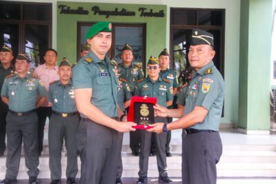 Kasdim 0410/KBL Pimpin Tradisi Korps Pelepasan Satu Pama