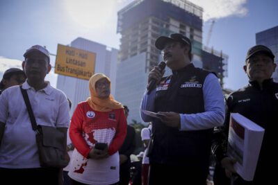 Menteri Sosial RI Saifullah Yusuf atau Gus Ipul mendampingi para penyandang tunanetra di kawasan Car Free Day (CFD) pada peringatan Hari Braille Sedunia di Jalan MH Thamrin, Jakarta, Minggu (5/1/2025). Foto: Ist