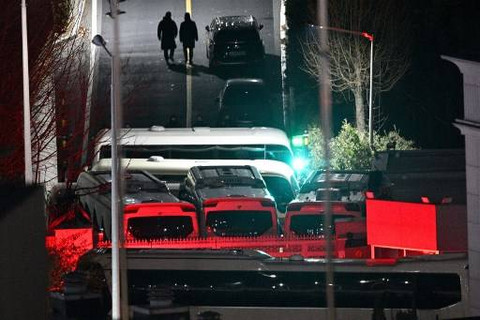 Blokade kendaraan menuju kediaman Presiden Korea yang dimakzulkan Yoon Suk Yeol, Seoul, Rabu (15/1) Foto: AFP