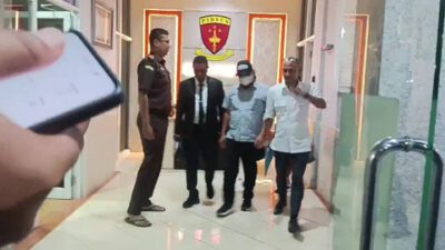 Bupati Lampung Timur, M Dawam Rahardjo saat keluar dari ruang Tindak Pidana Khusus Kejati Lampung. Foto: istimewa