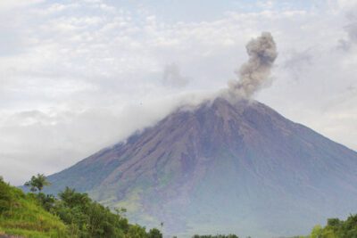 Asap vulkanis keluar dari kawah Gunung Semeru terlihat dari Desa Supiturang, Lumajang, Jawa Timur, Sabtu (28/12/2024). Foto: Ist